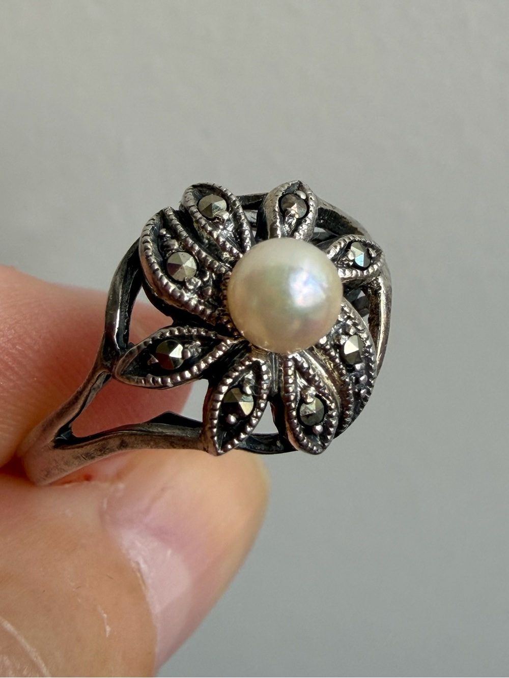 VINTAGE ROUND WHITE PEARL & MARCASITES RING 925 STERLING SILVER - Picture 2 of 16